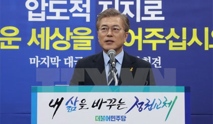 Ứng cử viên Moon Jae-In tại cuộc họp báo ở Seoul. Nguồn: EPA/TTXVN