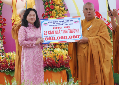 Hòa thượng Thích Huệ Minh, Trưởng Ban Trị sự Phật giáo tỉnh trao bảng tượng trưng công trình chào mừng đại lễ Phật đản cho Trưởng Ban Tôn giáo tỉnh