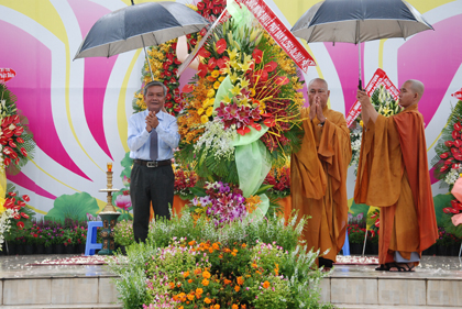 Trưởng Ban Dân vận Tỉnh ủy Trần Long Thôn trao hoa chúc mừng Phật đản