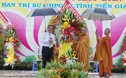 Phó Chủ tịch UBND tỉnh Trần Thanh Đức trao hoa mừng Phật đản đến Hòa thượng Thích Huệ Minh