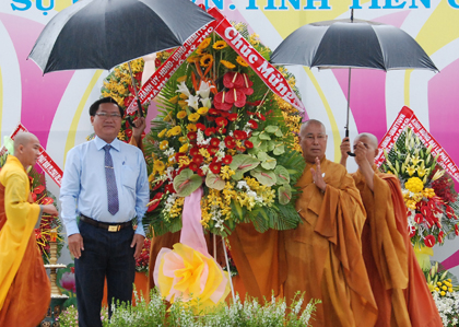 Bí thư Thành ủy TP. Mỹ Tho Đặng Thanh Liêm trao hoa mừng Phật đản