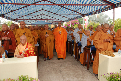 Đông đảo tăng, ni, phật tử dã  đội mưa tề tựu về công viên Vĩnh Tràng tham dự đại lễ Phật đản Phật lịch 2561