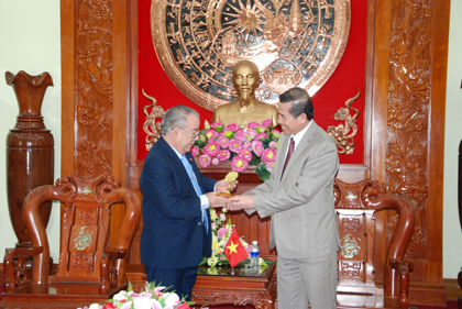 Chủ tịch UBND tỉnh Lê Văn Hưởng giới thiệu vời ngài Berabé Gracía Valinobiểu tượng của Tiền Giang