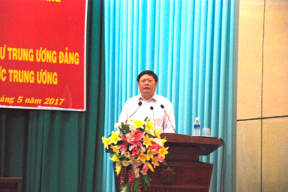 Ông Hồ Văn Thi, Phó Bi thư Đảng ủy khối các cơ quan tỉnh gợi ý thảo luận tại hội nghị
