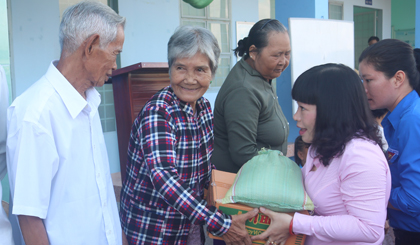 Bà Thái Ngọc Bảo Trâm, Phó Trưởng Ban Dân vận Tỉnh ủy, trao quà cho các gia đình chính sách, hộ nghèo của xã Đồng Thạnh (huyện Gò Công Tây).