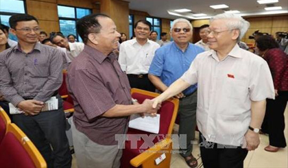 Party General Secretary Nguyen Phu Trong (right) with the voters (Photo: VNA)