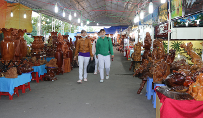 sự đa dạng của các sản phẩm đồ gỗ tại hội chợ đã gây ấn tượng và sự quan tâm của nhiều người. Ảnh: Hữu Nghị