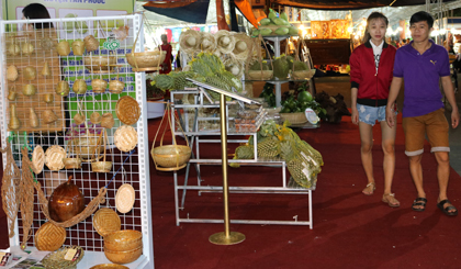 Rất ít các sản phẩm làng nghề của tỉnh Tiền Giang trưng bày tại hội chợ. Ảnh: Hữu Nghị 