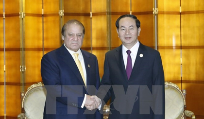 President Tran Dai Quang (R) and Pakistani Prime Minister Nawar Sharif (Photo: VNA)