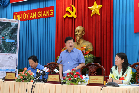 Phó Thủ tướng Trịnh Đình Dũng chỉ đạo tại cuộc làm việc. Ảnh: VGP/Xuyên Tuyến