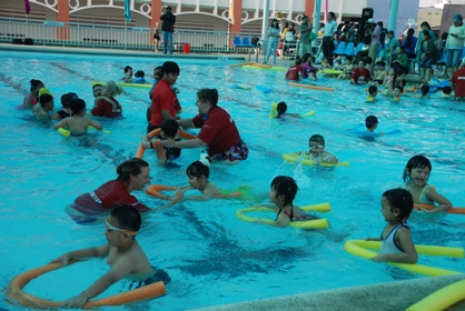 Dạy bơi cho trẻ để chủ động phòng tránh tai nạn đuối nước.