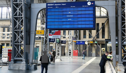 Bảng điện tử tại nhà ga Frankfurt am Main bị ảnh hưởng bởi vụ tấn công mạng, ngày 13/5. (Nguồn: EPA/TTXVN)