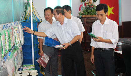 Ông Phạm Đức Thuyên, Chủ tịch Hội đồng thành viên kiêm Tổng Giám đốc Công ty TNHH SX - TM Phú Đạt giới thiệu sản phẩm của công ty.