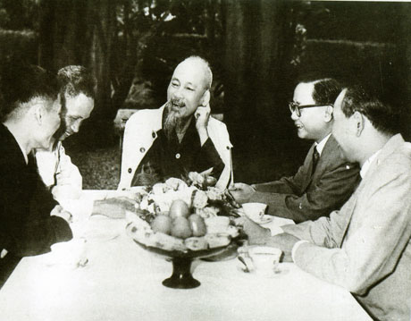 Chủ tịch Hồ Chí Minh tiếp Đoàn đại biểu Mặt trận dân tộc giải phóng miền Nam Việt Nam lần đầu tiên ra thăm miền Bắc (20-10-1962).