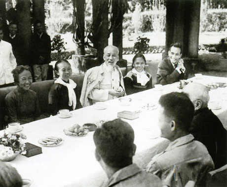Chủ tịch Hồ Chí Minh tiếp đoàn đại biểu Mặt trận dân tộc giải phóng miền Nam ra dự Hội nghị Quốc tế đoàn kết với nhân dân Việt Nam chống đế quốc Mỹ xâm lược, bảo vệ hòa bình (24-11-1964).