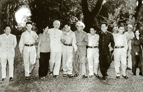 Chủ tịch Hồ Chí Minh với Đoàn đại biểu Anh hùng, chiến sĩ thi đua các lực lượng vũ trang nhân dân giải phóng miền Nam ra thăm miền Bắc (11 - 11-1965).