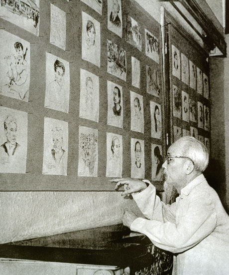 Chủ tịch Hồ Chí Minh xem triển lãm tranh của các họa sĩ từ chiến trường miền Nam gởi ra (24-10-1966).