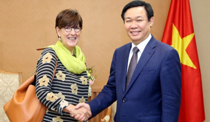 Deputy PM Vuong Dinh Hue (right) and Belgian Ambassador to Vietnam Jehanne Roccas.