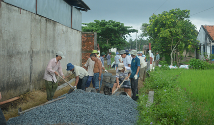 A rural road is under construction. Photo: Huu Chi