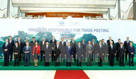 Thủ tướng Nguyễn Xuân Phúc và các trưởng đoàn dự Hội nghị Bộ trưởng phụ trách thương mại. Ảnh: Thống Nhất/TTXVN
