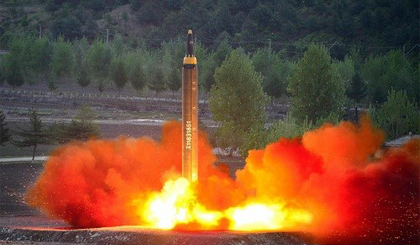 Tên lửa tầm trung Hwasong-12 của Triều Tiên rời bệ phóng. Ảnh: KCNA