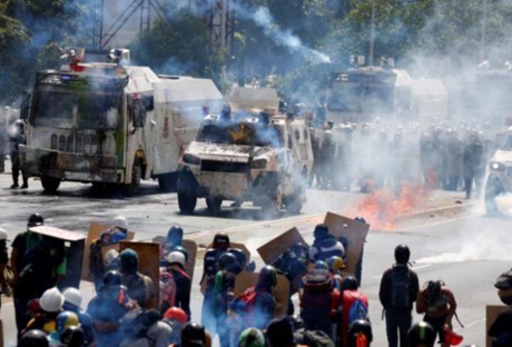  Biểu tình phản đối Tổng thống Venezuela Nicolas Maduro tại thủ đô Caracas ngày 18-5. Ảnh: Reuters