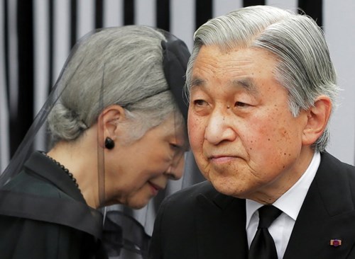  Nhật hoàng Akihito (phải) và Hoàng hậu Michiko. Ảnh: Reuters