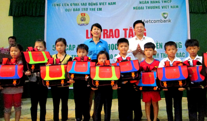 Ông Ngô Minh Nhựt, Giám đốc Ngân hàng TMCP Ngoại thương Việt Nam trao cặp phao cho học sinh ở huyện Cai Lậy