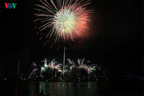 Từng đạt giải nhì tại Cuộc thi trình diễn pháo hoa Quốc tế Đà Nẵng 2013, đội Tamaya Kitahara Fireworks Co., Ltd (Nhật Bản) trở lại thành phố của những cây cầu, mang hứa hẹn trở thành ứng cử viên xuất sắc ngôi vị vô địch của DIFF 2017.