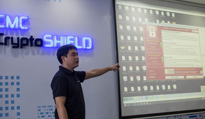 Tr​ieu Tran Duc, General Director of CMC InfoSec under CMC corp introduce CMC CryptoShield at the launch held in ​Hanoi. ​(Photo: genk.vn)