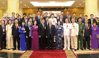 General Secretary Nguyen Phu Trong (centre) poses for a photo with delegates.
