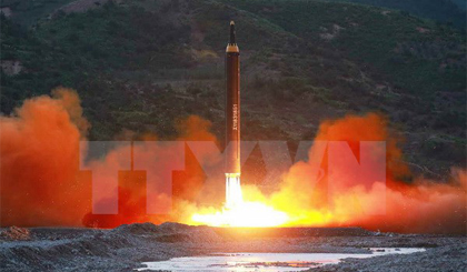 Tên lửa đạn đạo đất đối đất tầm trung Hwasong-12 được Triều Tiên phóng thử ngày 14-5. Nguồn: YONHAP/TTXVN