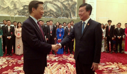 Vice President of China Li Yuanchao (L) and First Secretary of the HCYU Central Committee Le Quoc Phong. (Credit: VOV)