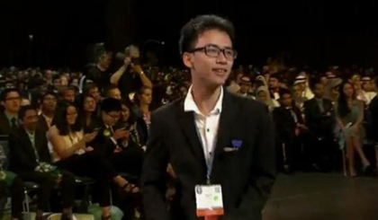 Em Phạm Huy vui mừng khi nghe tên mình được thông báo trong kết quả cuộc thi. Nguồn ảnh: Báo Quảng Trị 