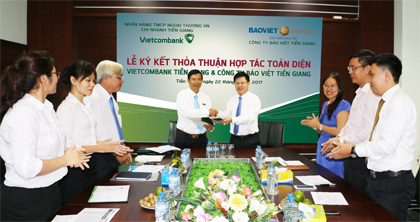 Ông Ngô Minh Nhựt, Giám đốc Vietcombank Tiền Giang và ông Huỳnh Văn Lắm, Giám đốc công ty Bảo Việt Tiền Giang tại buổi ký kết.