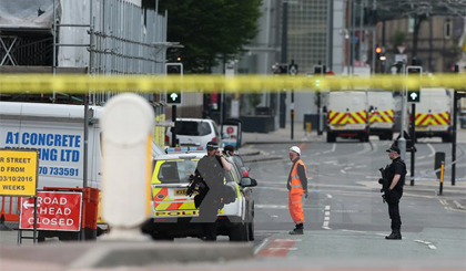Cảnh sát phong tỏa hiện trường vụ nổ ở sân vận động Manchester để phục vụ công tác điều tra. Nguồn: EPA/TTXVN