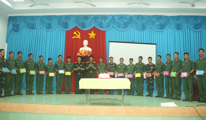 Đại tá Đoàn Văn Đạo, Phó Chủ nhiệm Chính trị Bộ CHQS tỉnh và Thượng tá Nguyễn Thanh Bình, Chính ủy Trung đoàn Bộ binh 924 tặng quà sinh nhật chiến sĩ.