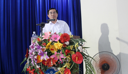 Chairman of the Provincial People’s Committee Le Van Huong speaks at the working session. Photo: Phi Cong