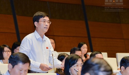 Deputy Hoang Quang Ham of Phu Tho province comments on the draft law.