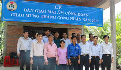 Liên đoàn Lao động tỉnh trao Mái ấm Công đoàn cho anh Thái Minh Ngọc, công đoàn viên Công đoàn cơ sở xã Đông Hòa (huyện Châu Thành)