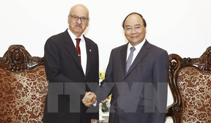 PM Nguyen Xuan Phuc (right) and Iranian Ambassador to Vietnam Saleh Adibi (Credit: VGP)