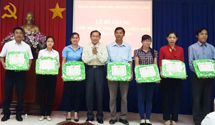 Tiến sĩ Lê Văn Tý, Phó Trưởng Ban Tuyên giáo Tỉnh ủy, Giám đốc Trung tâm trao Giấy chứng nhận, Giấy khen và quà cho các học viên có thành tích nổi trội.