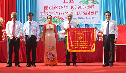 Ông Lê Hồng Quang, Ủy viên BCH TƯ Đảng, Phó Bí thư Tỉnh ủy trao cờ thi đua xuất sắc của chính phủ cho BGH Trường THPT Trương Định.