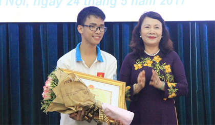 Third prize winner Pham Huy (left) and Deputy Minister of Education and Training Pham Thi Nghia at the welcoming ceremony on May 24 (Photo: baochinhphu.vn)  