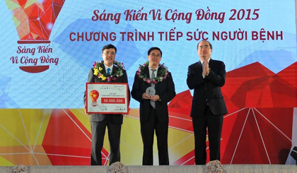 Politburo member and President of Vietnam Fatherland Front Central Committee Nguyen Thien Nhan (far right) congratulates the first prize winners of the 2015 ‘Initiatives for the community’ contest at a ceremony in Hanoi on January 4, 2016 (Photo: vietnamnet.vn)
