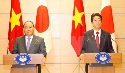Prime Minister Nguyen Xuan Phuc (L) and his Japanese counterpart Shinzo Abe at a press conference held on the sidelines of the plenary session of the expanded Group of Seven (G7) Summit in Japan in May 2016 ​(Source: VNA)