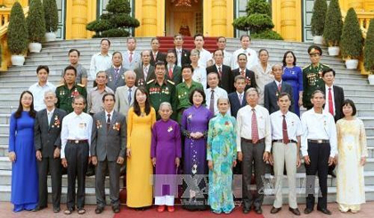 Vice President Dang Thi Ngoc Thinh (front, seventh from left) and revolutionary contributors from Thua – Thien Hue (Photo: VNA)