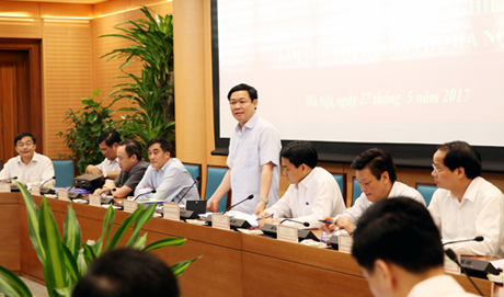 Phó Thủ tướng Vương Đình Huệ đề nghị  Hà Nội chú ý đánh giá kỹ việc thực hiện tự chủ về tài chính- bước quan trọng để thực hiện tự chủ biên chế, nhân sự. Ảnh: VGP/Thành Chung