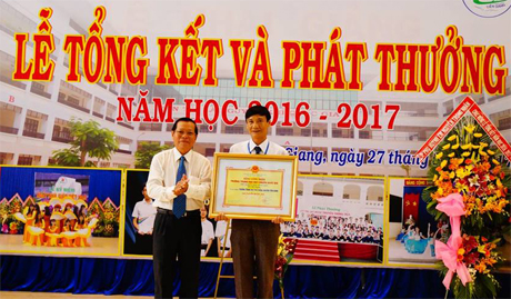 Ông Nguyễn Văn Khang, nguyên Chủ tịch UBND tỉnh trao bằng