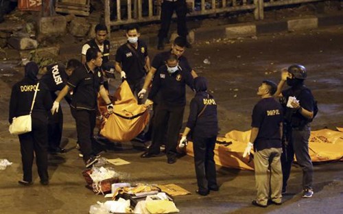  Các nhân viên pháp y Indonesia đưa thi thể các nạn nhân rời khỏi hiện trường. Ảnh: AP